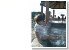お湯に足をつける、子どもの写真